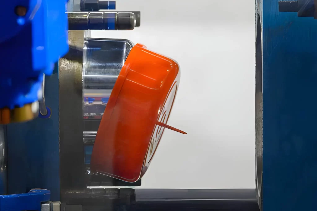 Automatic production process of plastic bowls using an injection molding machine.