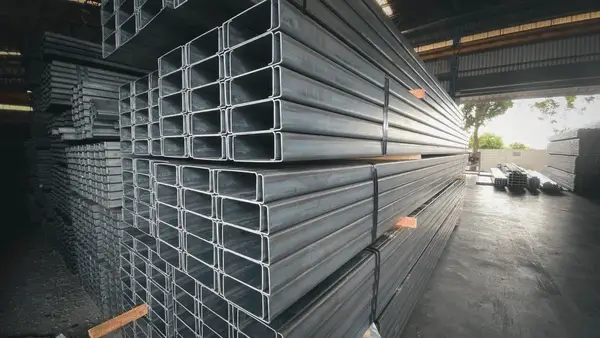 Construction columns of steels inside the inventory 