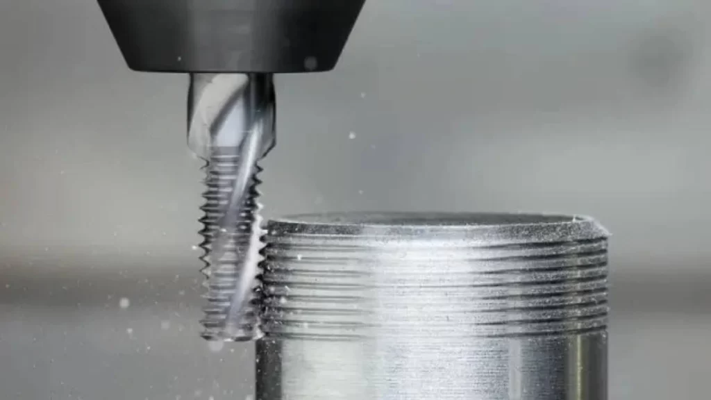 Image of the external thread milling process, where a rotating cutter creates threads on the outer surface of a workpiece.