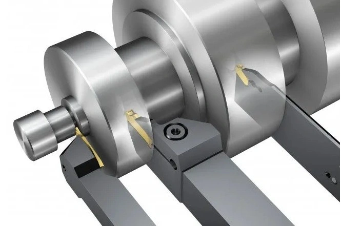 Three grooving tools of different designs concurrently create recesses on a cylindrical workpiece