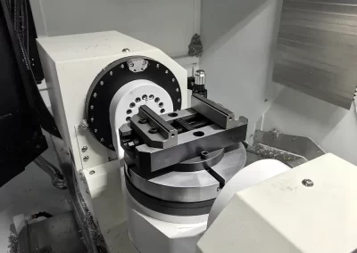 The 5-axis CNC machining center is currently in standby mode.