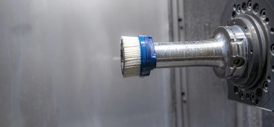 Deburring tool with white bristles in a deburring machine