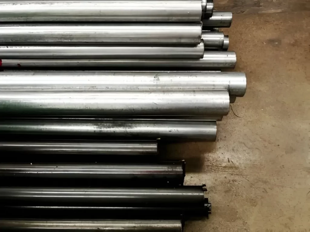 The image shows uniformly arranged 1020 steel pipes.