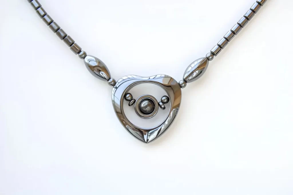 The image shows a rhodium-plated necklace with a heart-shaped pendant at the front.