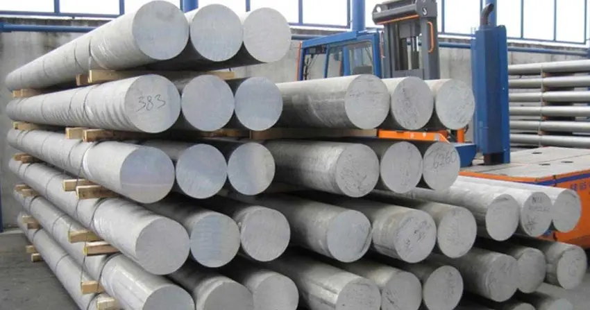 Round bars of 5052 aluminum piled on wooden planks