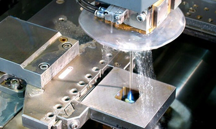 Wire EDM spark erosion machine cutting manufacturing a mold with dielectric fluid flowing