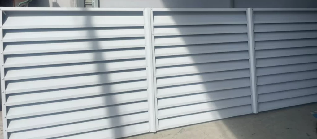 Industrial sheet steel louver panels with horizontal blades