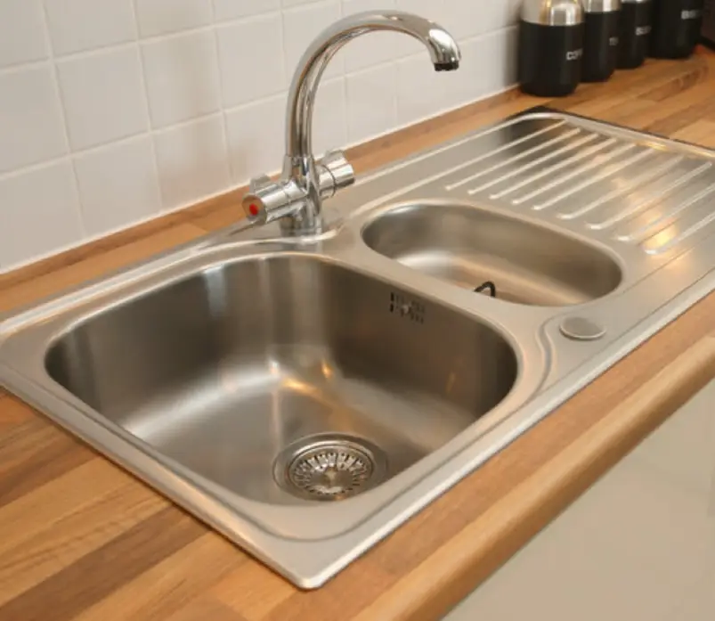 Deep-drawn kitchen sink with double bowl and drainboard