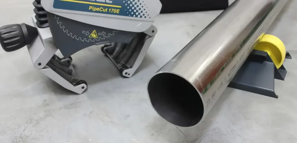 Pipe cutting tool and cut metal pipe end