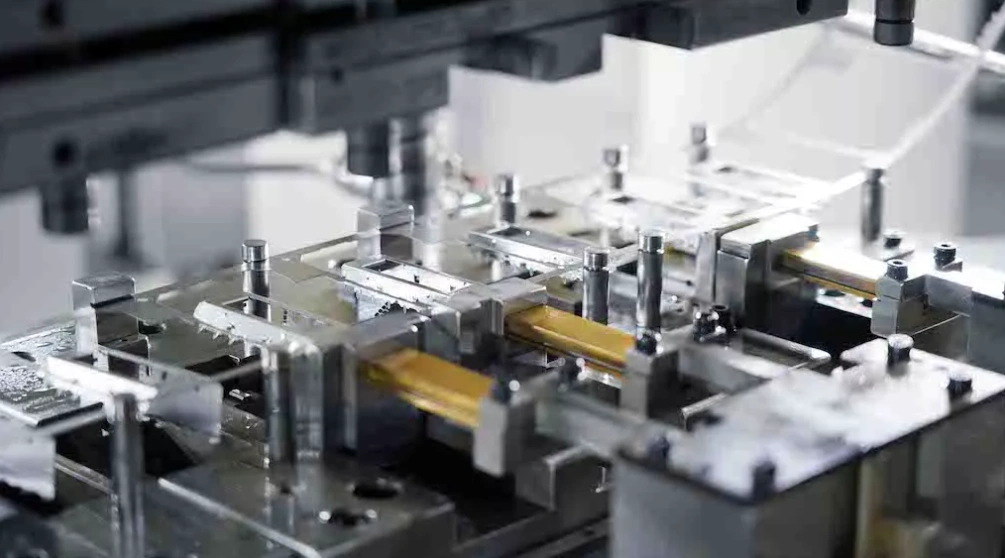 Progressive aluminum stamping die with multiple stages