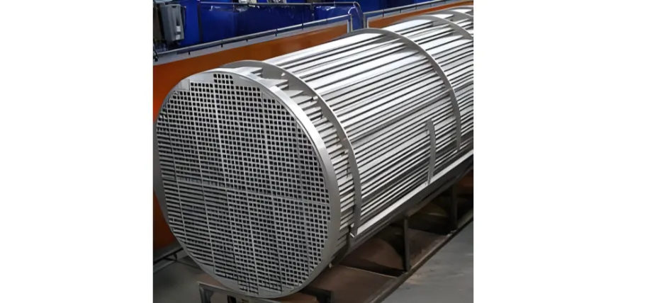 Heavy-duty cylindrical heat exchanger unit with a perforated tube sheet and aligned tube