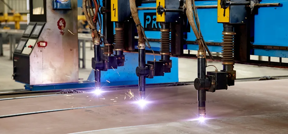 Laser cutting machine with three laser cutters for laser cutting steel