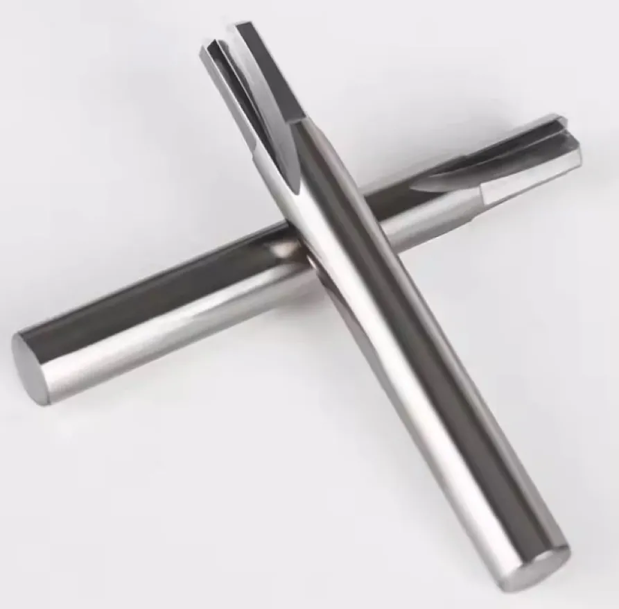 Two crossed high-speed steel reamers with straight cutting flutes