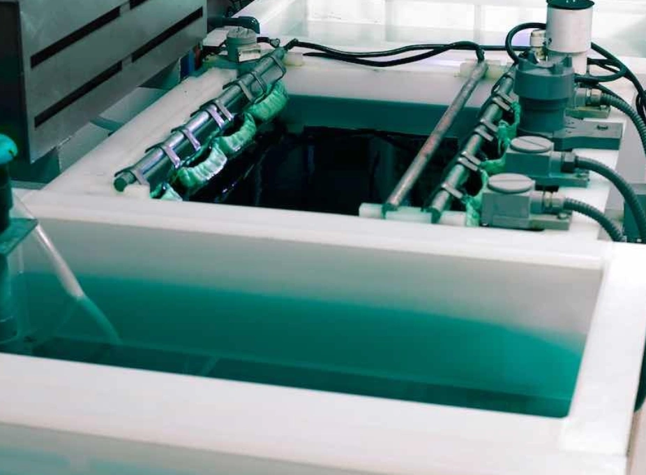 Electroless nickel plating bath tank with immersed parts and process piping