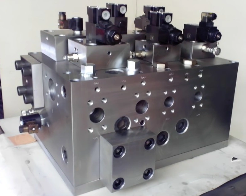 Hydraulic manifold valve block with reamed bores and mounted solenoid valves