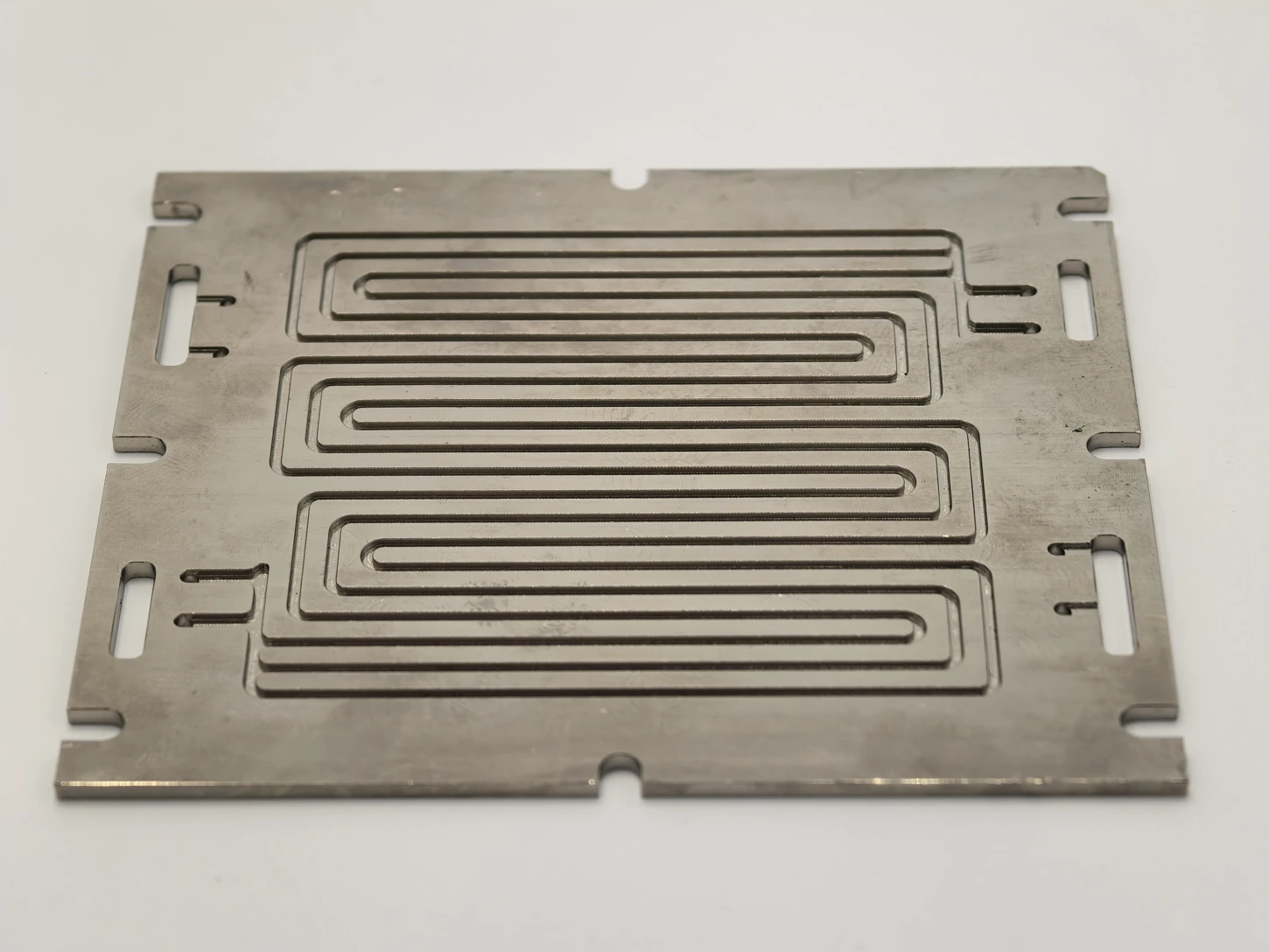 Manufactured plate with fine winding channels
