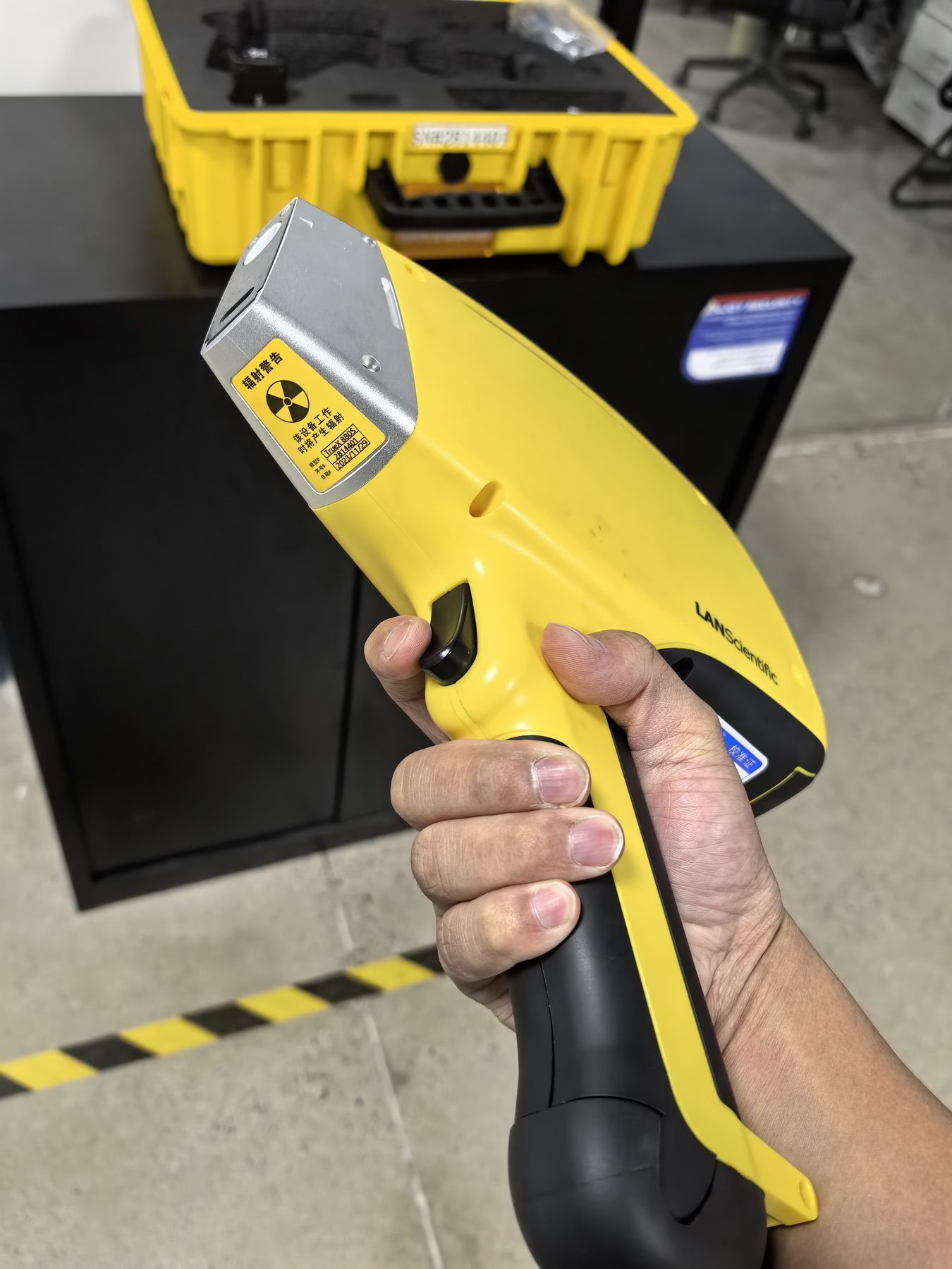 Handheld alloy analyzer used for material identification